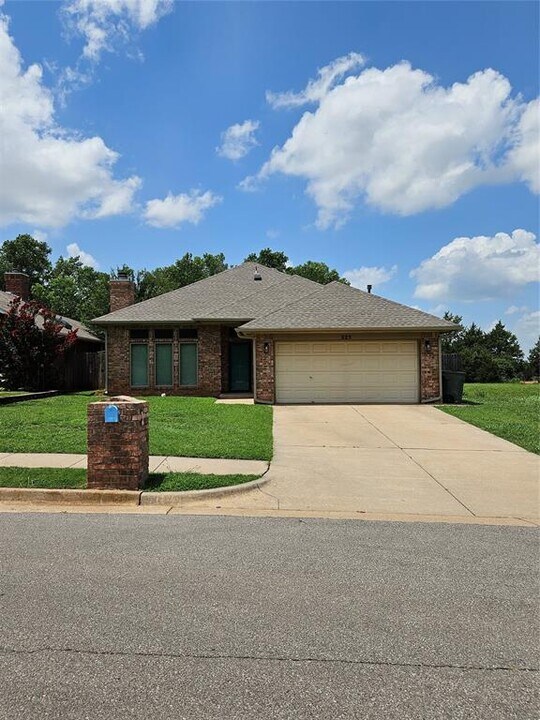 225 Jennifer Ave in Edmond, OK - Building Photo