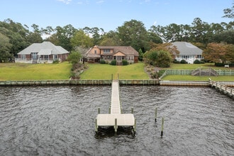 138 White Oak Bluff Rd in Stella, NC - Foto de edificio - Building Photo