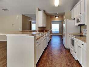 1379 Samantha Cir E in Jacksonville, FL - Foto de edificio - Building Photo