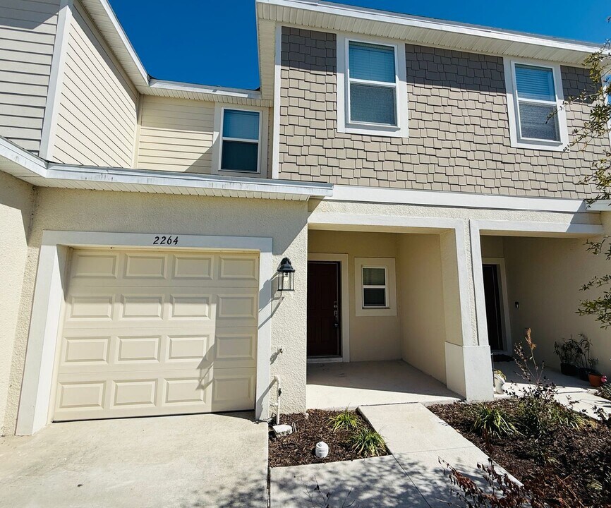 2264 Paravane Way in Wesley Chapel, FL - Building Photo