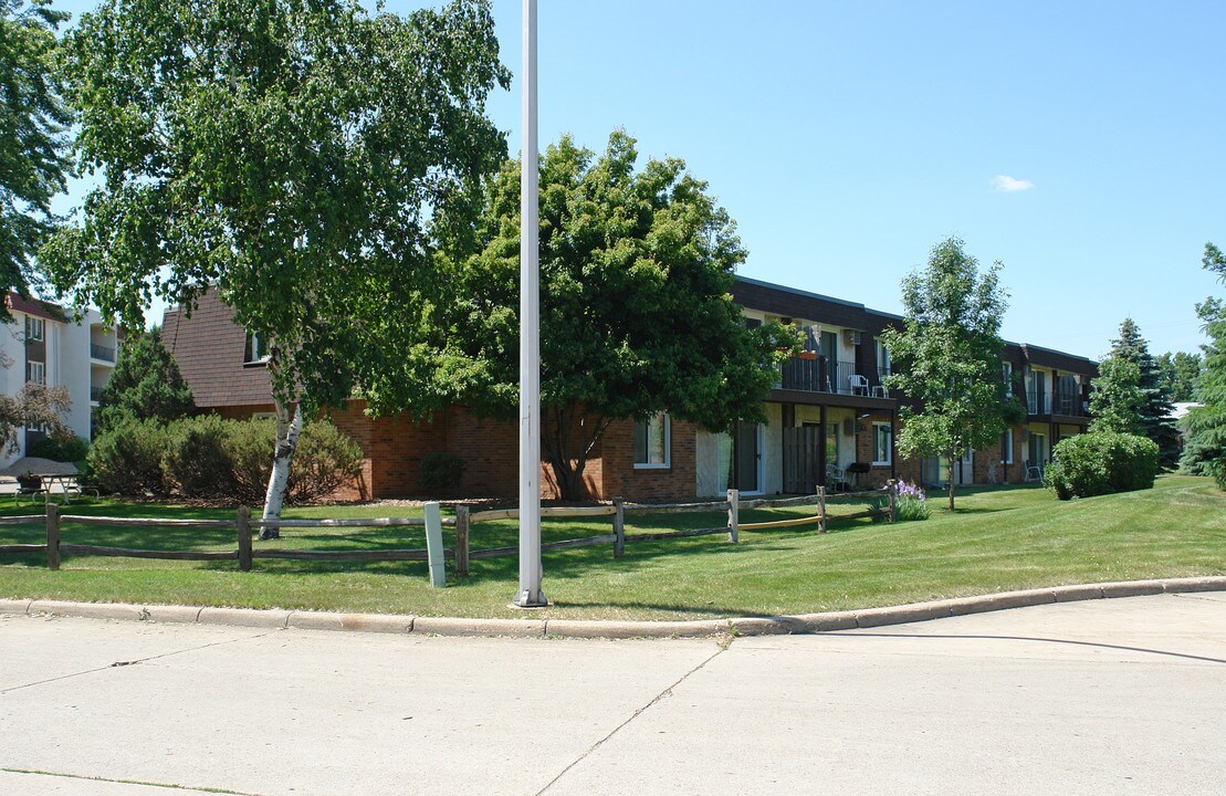 Chalet Apartments in Edina, MN - Building Photo