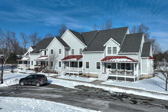 27-33 Firehouse Ln in Red Hook, NY - Building Photo - Building Photo