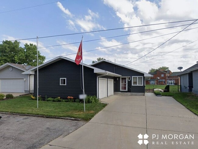 property at 38 Lakewood Villa St