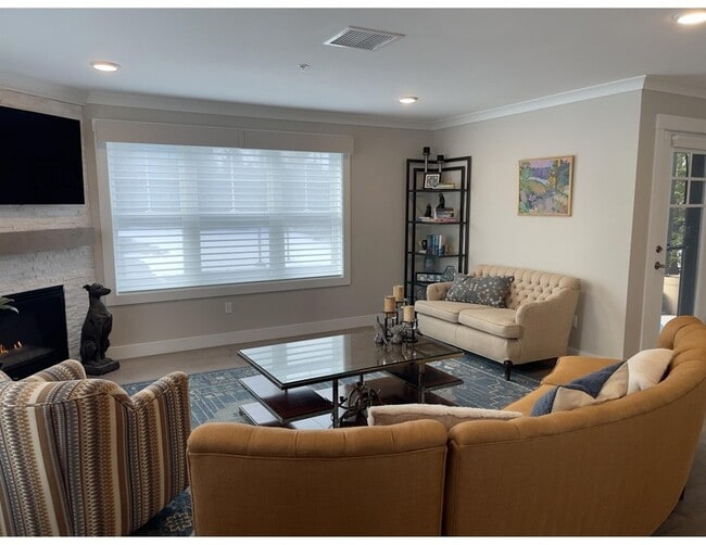 2075 Lafayette Rd, Unit A12 in Portsmouth, NH - Foto de edificio - Building Photo