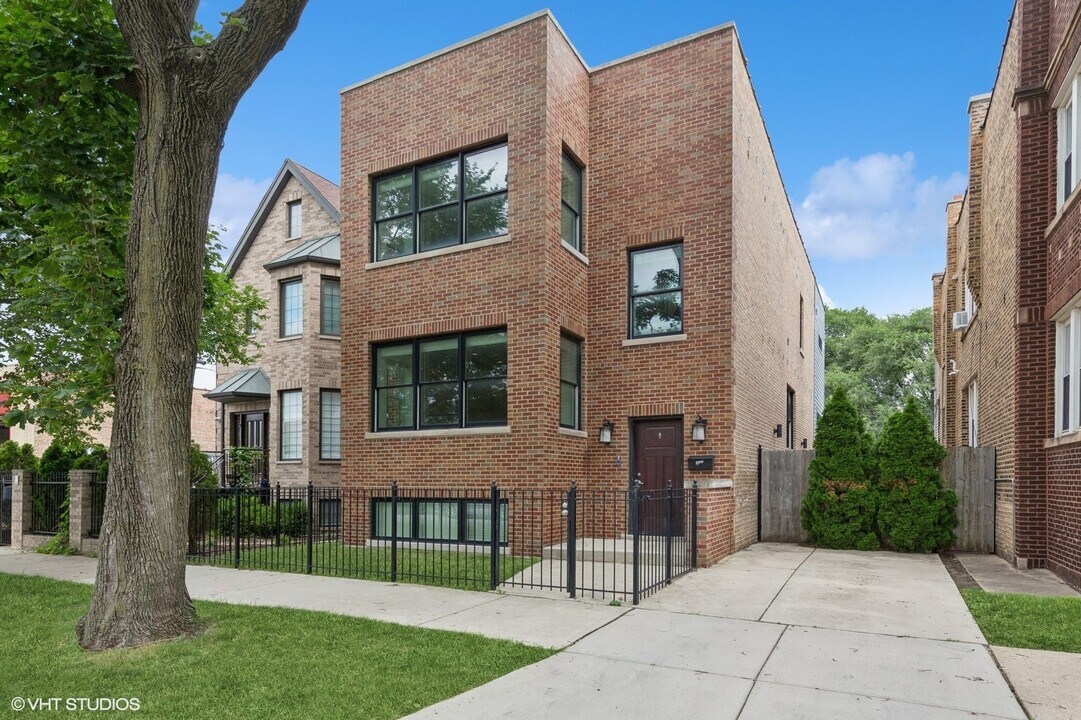 2342 W Melrose St in Chicago, IL - Building Photo