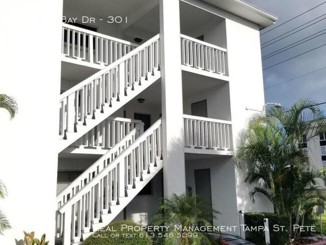 2944 W Bay Dr in Belleair Bluffs, FL - Building Photo - Building Photo