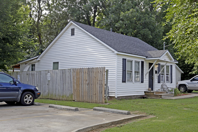 Birch Street Apartments in Fayetteville, AR - Foto de edificio - Building Photo