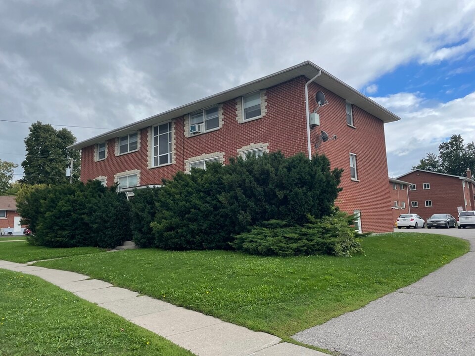 399 Elmgrove Ave in Oshawa, ON - Building Photo