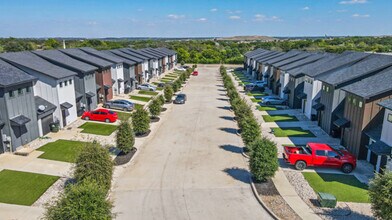 3301 Brambleton Hill Pl, Unit 3 BEDROOM TOWN HOME in Forest Hill, TX - Foto de edificio - Building Photo