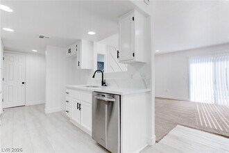 5792 Ambassador Ave in Las Vegas, NV - Foto de edificio - Building Photo