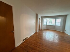 312 E 83rd St, Unit 1 in Chicago, IL - Foto de edificio - Building Photo