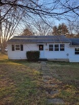 104 S Park St, Unit 104 in Knoxville, IL - Building Photo