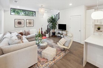 909 W Annie St in Austin, TX - Building Photo - Building Photo