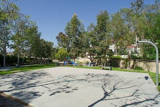 Mission Hills in Oceanside, CA - Foto de edificio - Building Photo
