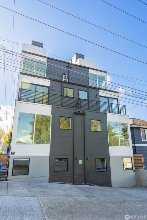 9234 35th Ave SW in Seattle, WA - Building Photo