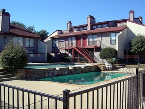 Spanish Brook in Dallas, TX - Foto de edificio - Building Photo