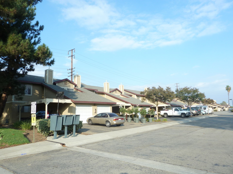 Mountain Terrace Townhomes in Ontario, CA - Foto de edificio