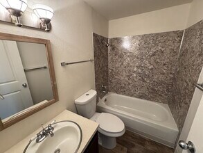 9624 SE Foster Rd in Portland, OR - Building Photo - Building Photo