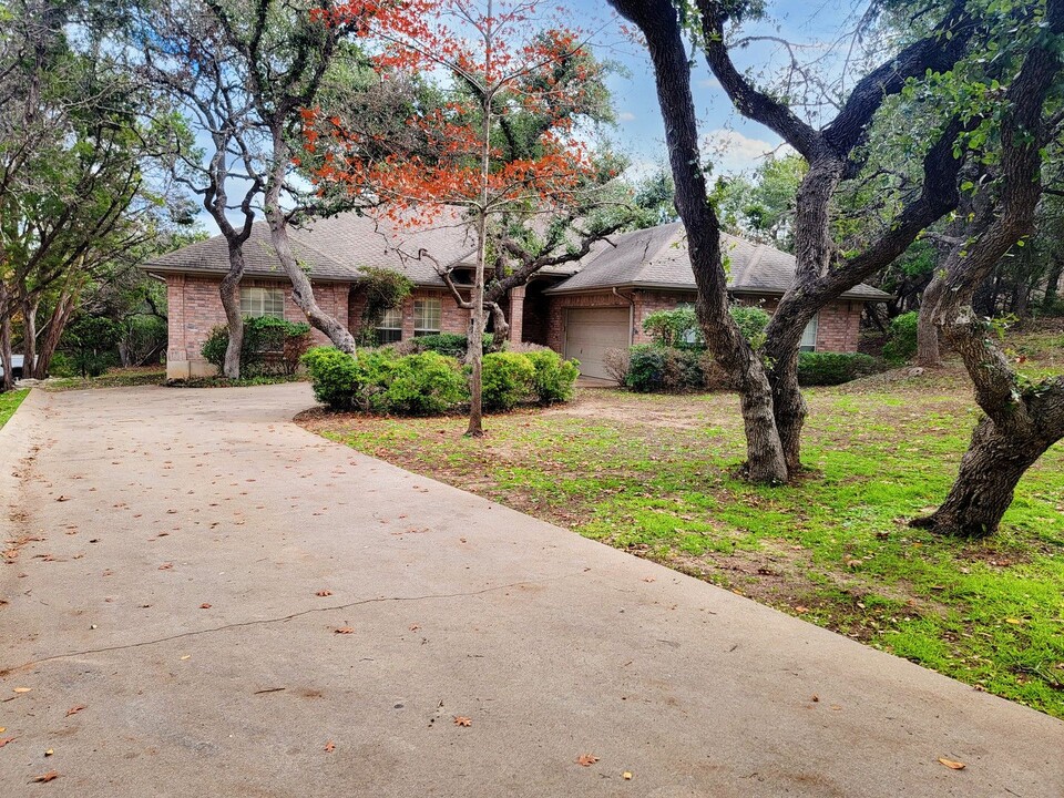 120 Long Wood Ave in Lakeway, TX - Building Photo