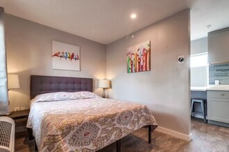 1313 Morena Blvd in San Diego, CA - Foto de edificio - Building Photo