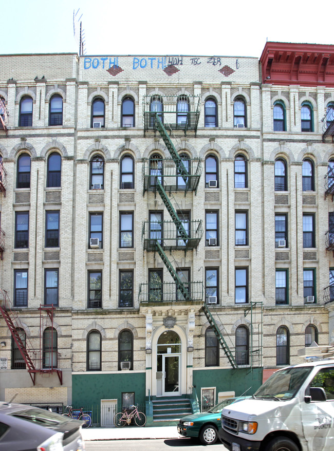 210 Scholes St in Brooklyn, NY - Building Photo - Building Photo