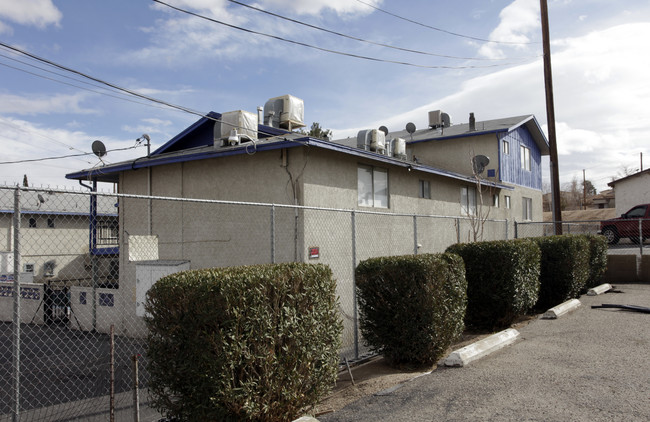 511-517 E Fredricks St in Barstow, CA - Foto de edificio - Building Photo