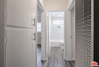 13343 Victory Blvd in Los Angeles, CA - Building Photo - Building Photo