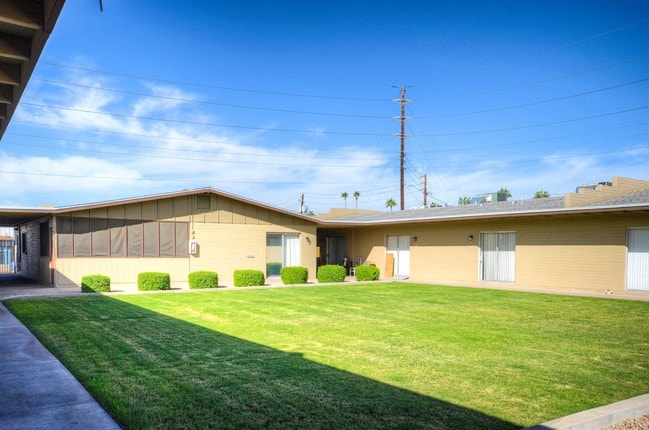 Gardens Apartments in Glendale, AZ - Foto de edificio - Building Photo