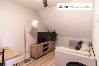 Room in Shared 3 bed/1 bath home, Unit A in Brookline, MA - Foto de edificio - Building Photo