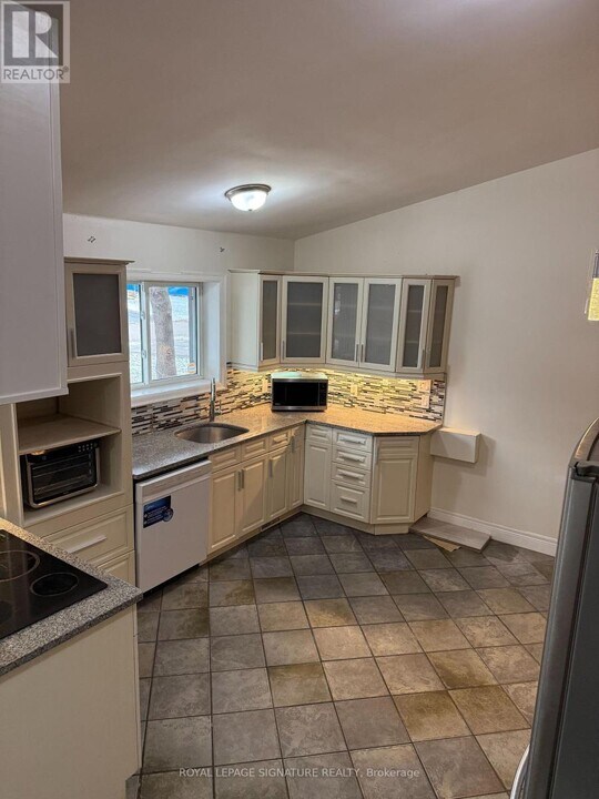 25 Joseph St in Mississauga, ON - Building Photo