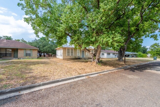 314 E Houston St in Luling, TX - Building Photo - Building Photo