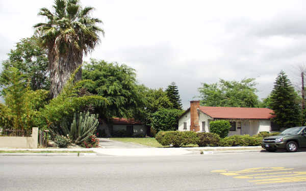 11035 Bryant Rd in El Monte, CA - Foto de edificio - Building Photo