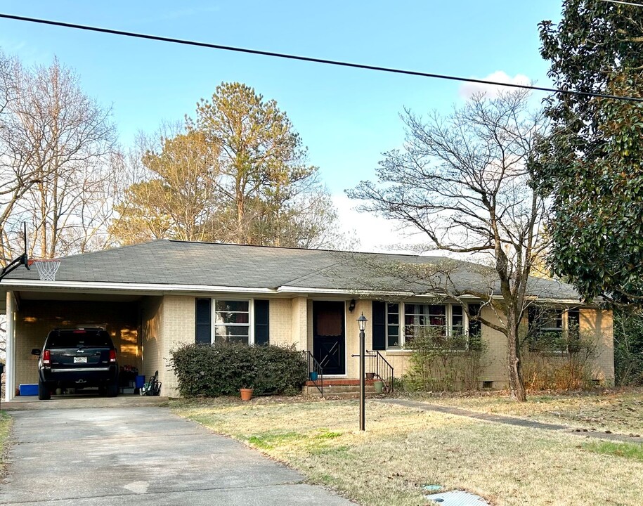 704 Crossley Ave in Opelika, AL - Building Photo