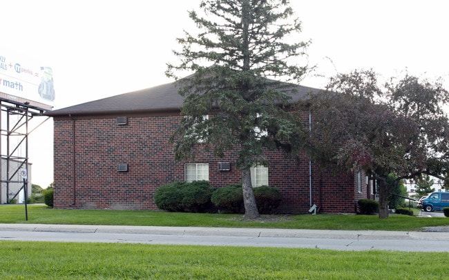 Hampton Square in Allen Park, MI - Foto de edificio - Building Photo