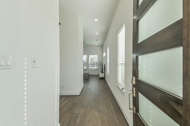 308 Queen Sude Ln in Houston, TX - Foto de edificio - Building Photo