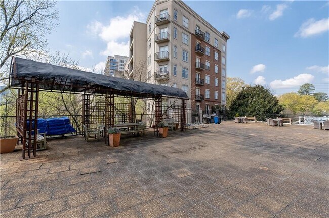 2285 Peachtree Rd NE in Atlanta, GA - Building Photo - Building Photo