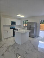 443 NW 23rd Pl in Miami, FL - Building Photo