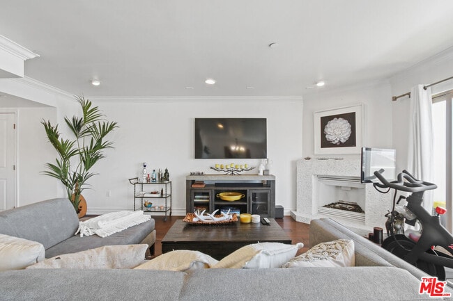 property at 1621 Barry Ave