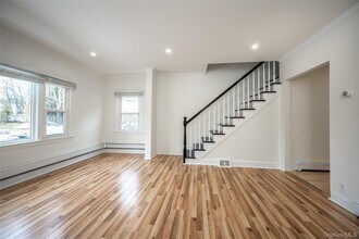 14 Deane Pl in Larchmont, NY - Foto de edificio - Building Photo