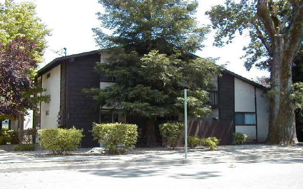 1404 N Oak St in Calistoga, CA - Foto de edificio - Building Photo