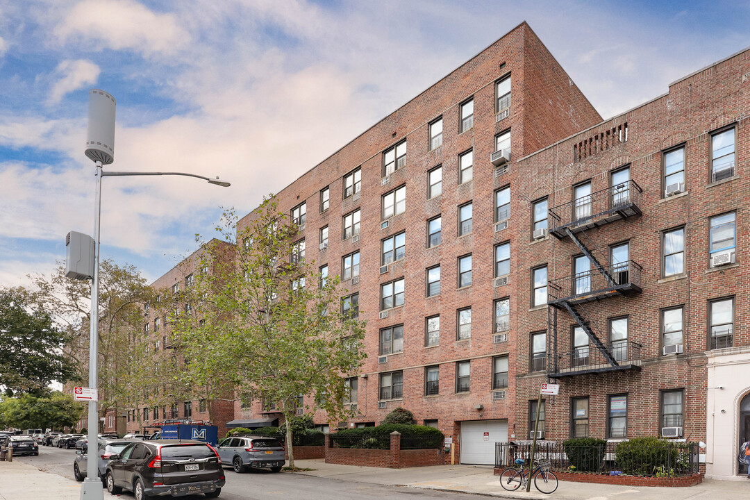 Harrison House in Brooklyn, NY - Building Photo