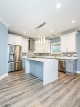 1300 S Heath Ave in Chicago, IL - Building Photo - Building Photo