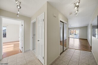 8 Jennifer Dr in East Hanover, NJ - Building Photo - Building Photo