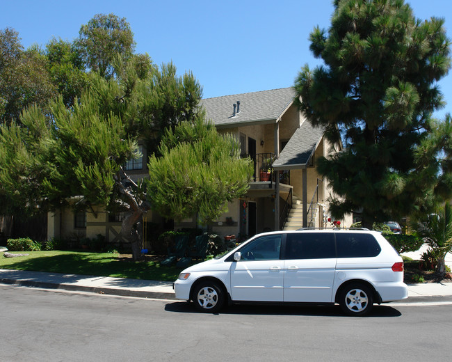 16672 Island Cir in Huntington Beach, CA - Building Photo - Building Photo