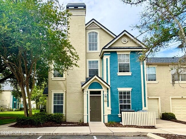 property at 13703 Richmond Park Dr N