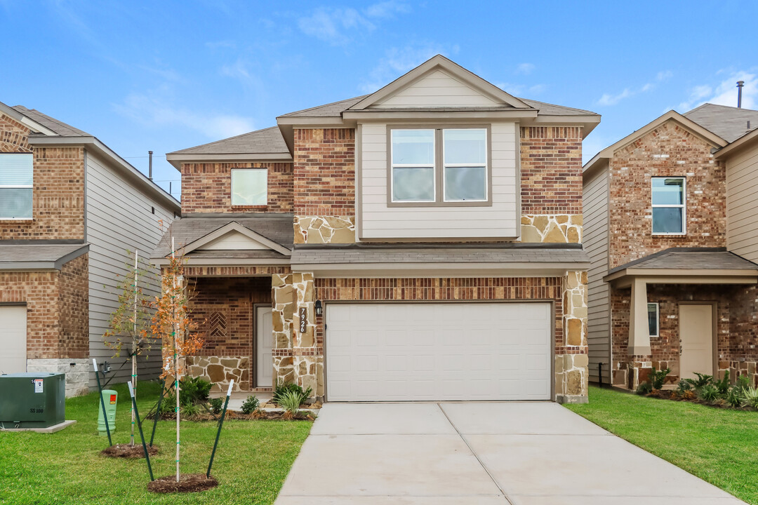 7926 Cypress Country Dr in Cypress, TX - Building Photo