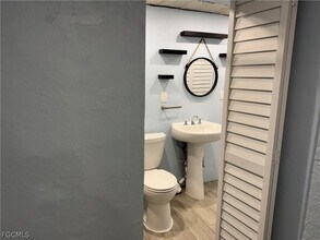 2566 Second St, Unit A in Matlacha, FL - Foto de edificio - Building Photo