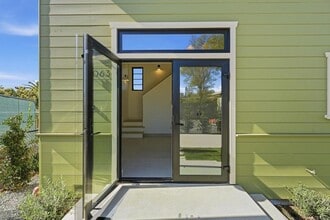 1065 Buena Vista Way in Carlsbad, CA - Foto de edificio - Building Photo