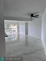 6272 NW 186th St in Hialeah, FL - Foto de edificio - Building Photo