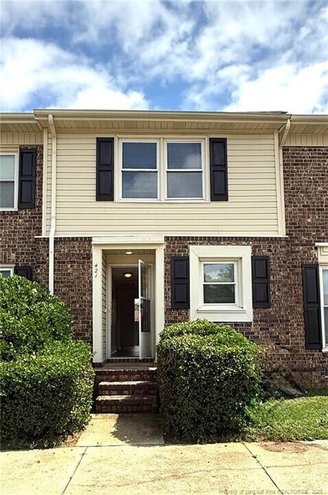 421 Kirkcaldy Ct in Fayetteville, NC - Building Photo